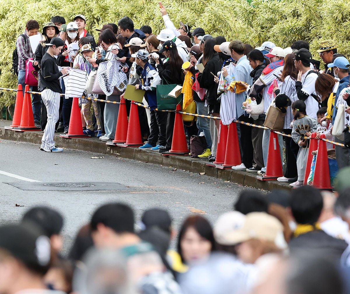 阪神】中野拓夢 やりすぎ⁉「全員サインするから」と1時間以上の大