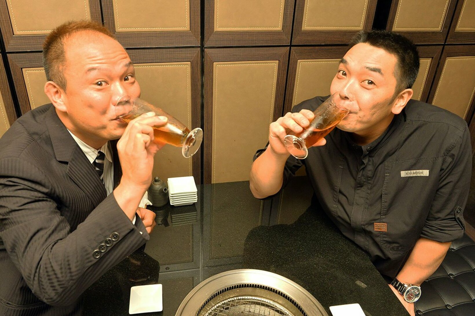 笑顔で勝利の美酒を酌み交わす阿部と朝井氏