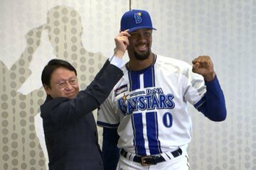 木村球団社長とともに記念撮影に臨んだデュプランティエ