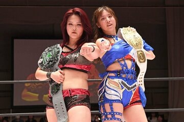勝利した荒井優希（右）と山下実優