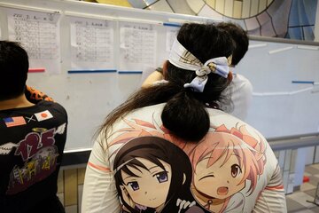 後ろ姿も「オタク」全開の高橋昇平