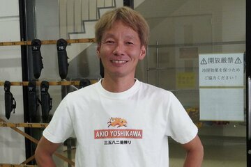 ファンからプレゼントされたＴシャツ姿の吉川昭男