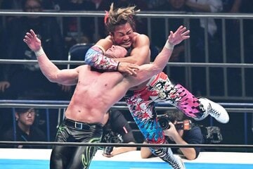ケニー・オメガ（手前）を撃破し、最多記録を更新（19年1月）