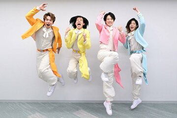 特大ジャンプする（左から）じん、おヨネ、ケンケン、サカイＪｒ．