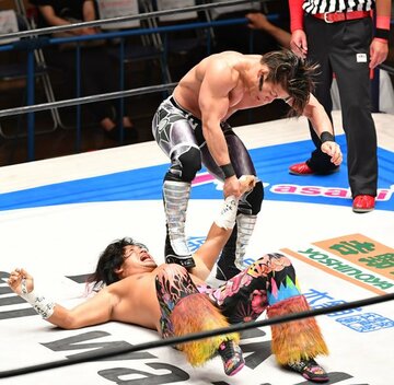  高橋ヒロム（下）の痛めた左腕を攻撃した石森太二