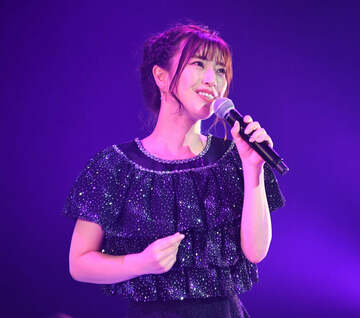  デビュー４周年コンサートで熱唱する藤井香愛（東スポWeb）