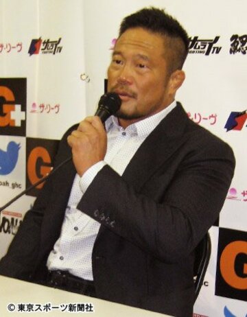  復帰を発表した杉浦（右）