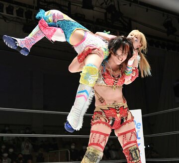  岩谷麻優（上）にアルゼンチン式背骨折りをしかける林下詩美（東スポWeb）