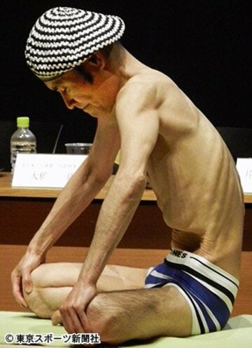 腹直筋を自在に操る「ナウリ」を披露する鶴太郎