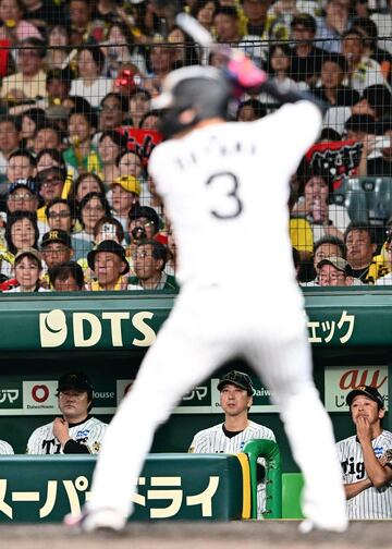 打席に立つ大山をガン見する藤川監督