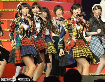 亀裂が入っていた渡辺麻友と宮脇咲良（前列右から）