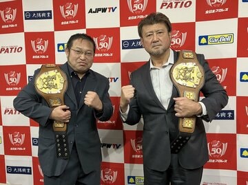 カシンの珍コメントにかく乱されたアジアタッグ王者の井上雅央（左）と大森隆男