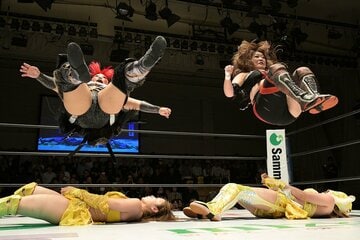 ド迫力のＷセントーンを発射した刀羅ナツコ(左)と鈴季すず