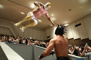 ソベラーノ・ジュニアを攻めるミスティコ（左）