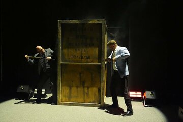 ２人のＧＭが運んできた木箱（©WWE）