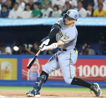 低めをアッパースイングでとらえ、31号２ランとした阪神・佐藤輝明