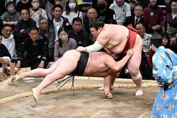 竜電（左）をはたき込みで破った熱海富士