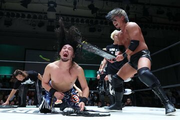 試合終了後、Eita(左)に鉄板攻撃を加えるカイ・フジムラ