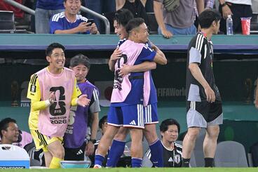 上田綺世と抱擁を交わす長友佑都（中央左）