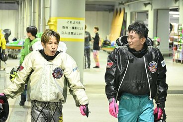 インから2着にがっくりの水摩敦。右は1着の永田啓二