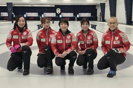 （左から）藤沢五月、吉田知那美、鈴木夕湖、吉田夕梨花、小穴桃里（日本カーリング協会提供）