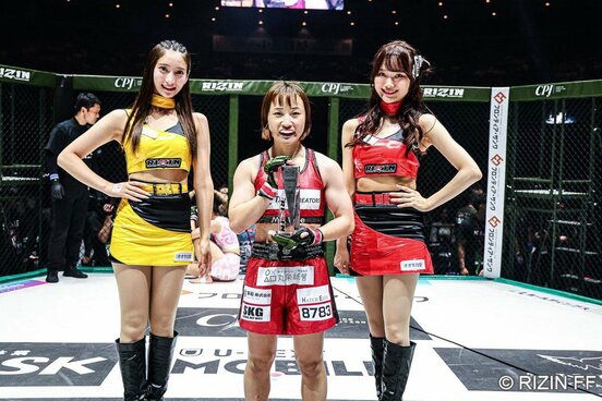 勝利者トロフィーを受け取った大島沙緒里