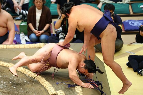 羽出山を押し出し勝利した炎鵬(左)