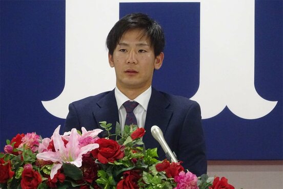 契約を更改し会見する広島・森浦