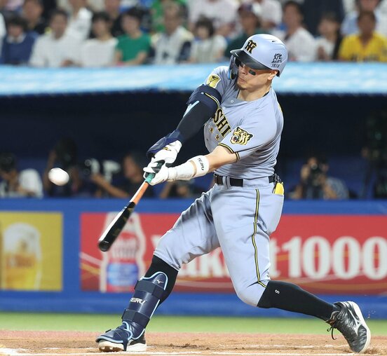 低めをアッパースイングでとらえ、31号2ランとした阪神・佐藤輝明