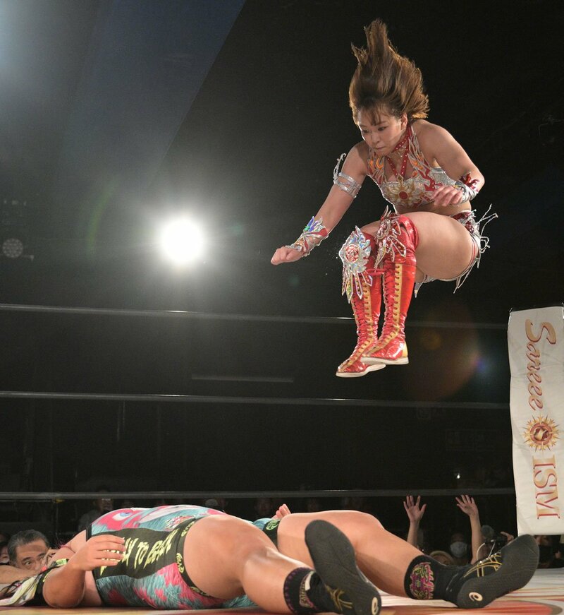 橋本千紘(下)にダイビングフットスタンプを落とすSareee