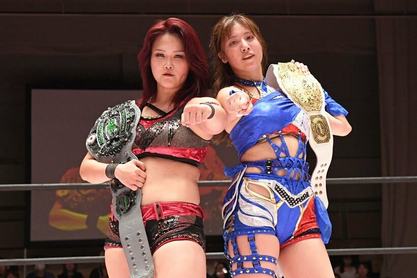 勝利した荒井優希（右）と山下実優