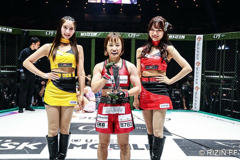 勝利者トロフィーを受け取った大島沙緒里