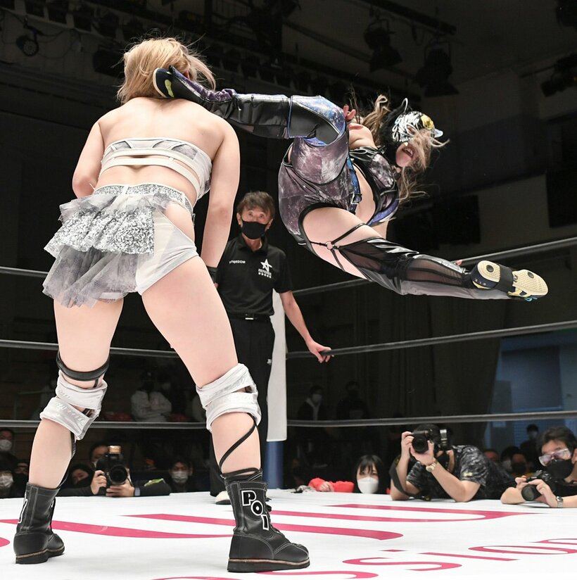  なつぽい(左)の側頭部を蹴り上げるスターライト・キッド（東スポWeb）