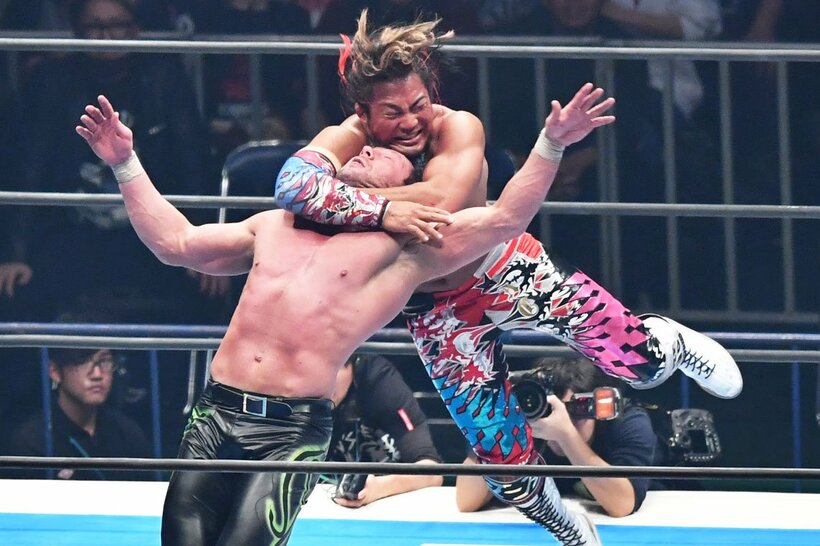 ケニー・オメガ（手前）を撃破し、最多記録を更新（19年1月）