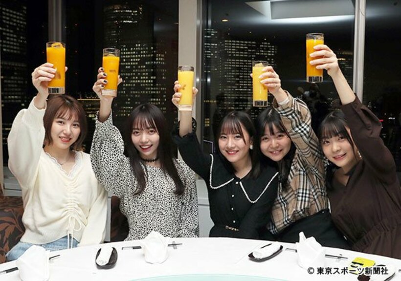  古屋の夜景をバックに７Ｄ２の５人（左から菅原茉椰、野島樺乃、相川暖花、上村亜柚香、浅井裕華）は飛躍を誓った