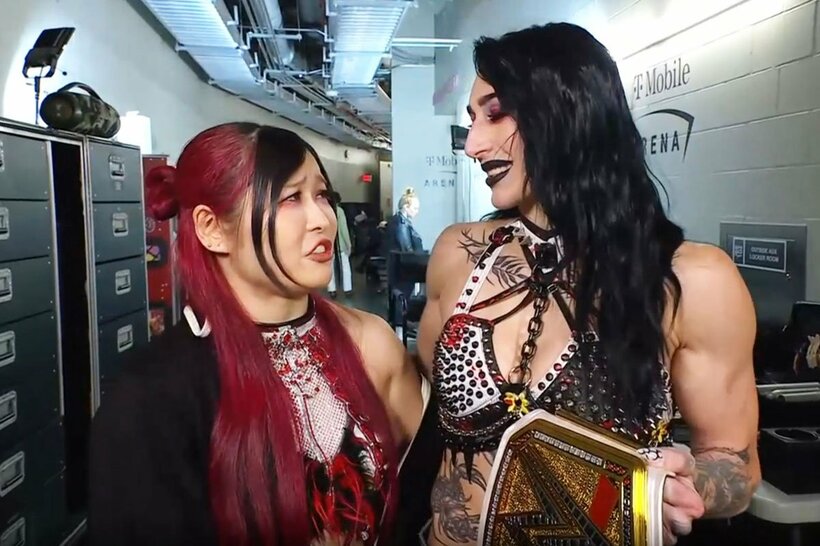 バックステージで別れの言葉をかわすイヨ・スカイ(左)とリア・リプリ―（©AbemaTV, Inc.）