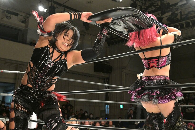 妹分の吏南(右)にも容赦ない攻撃を連発したワンダー王者・小波