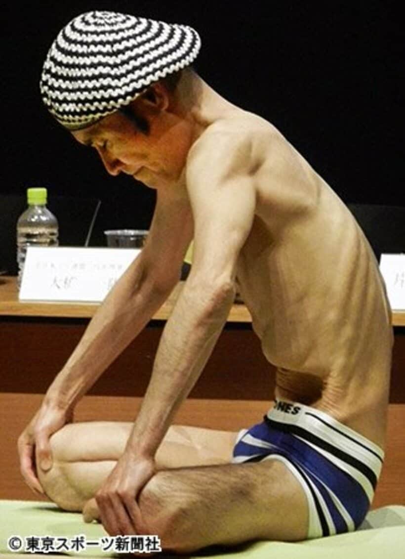 腹直筋を自在に操る「ナウリ」を披露する鶴太郎