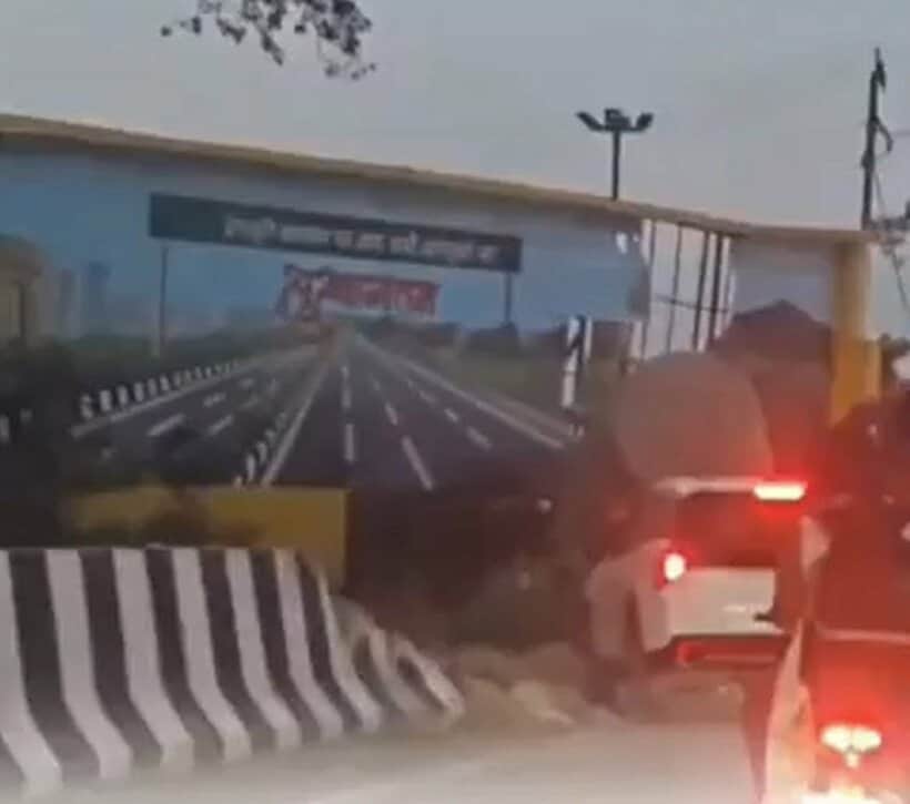 高速道路の脇に設置された道路の看板（X@Saffron_Auraから）