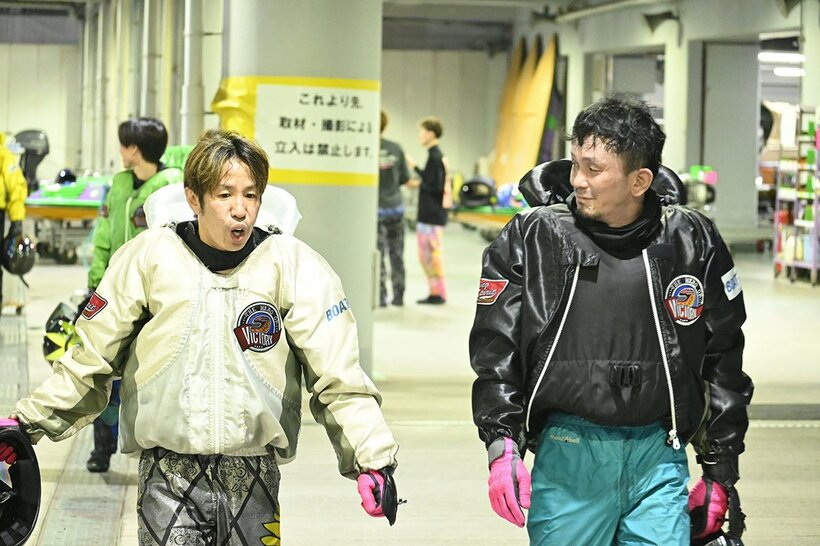 インから２着にがっくりの水摩敦。右は１着の永田啓二
