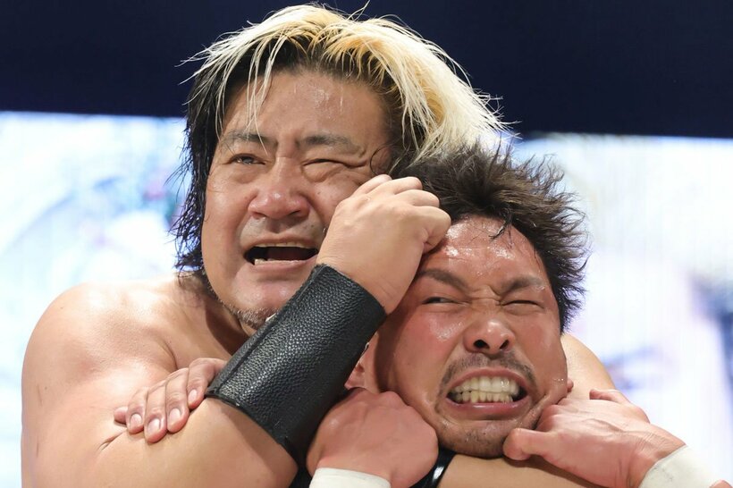因縁浅からぬ中嶋勝彦(右)との激戦を制した諏訪魔