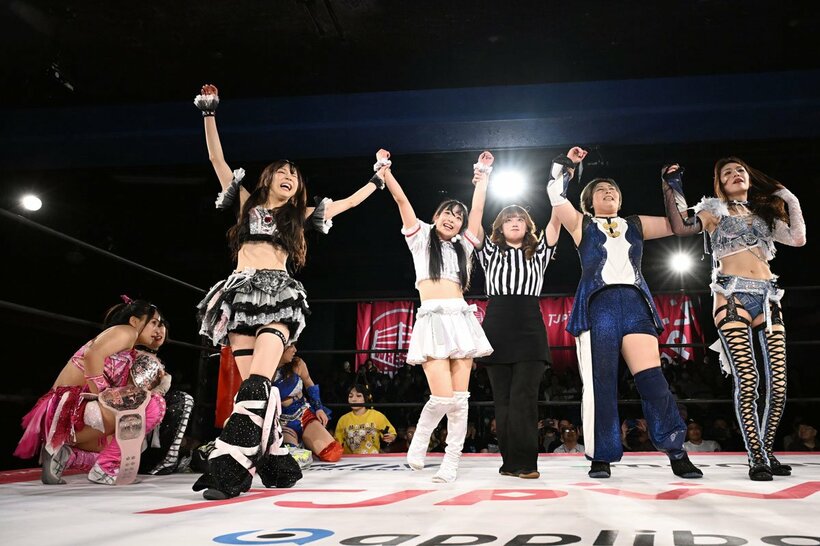 前哨戦に勝利した(手前左から)瑞希、高見汐珠、桐生真弥、上福ゆき