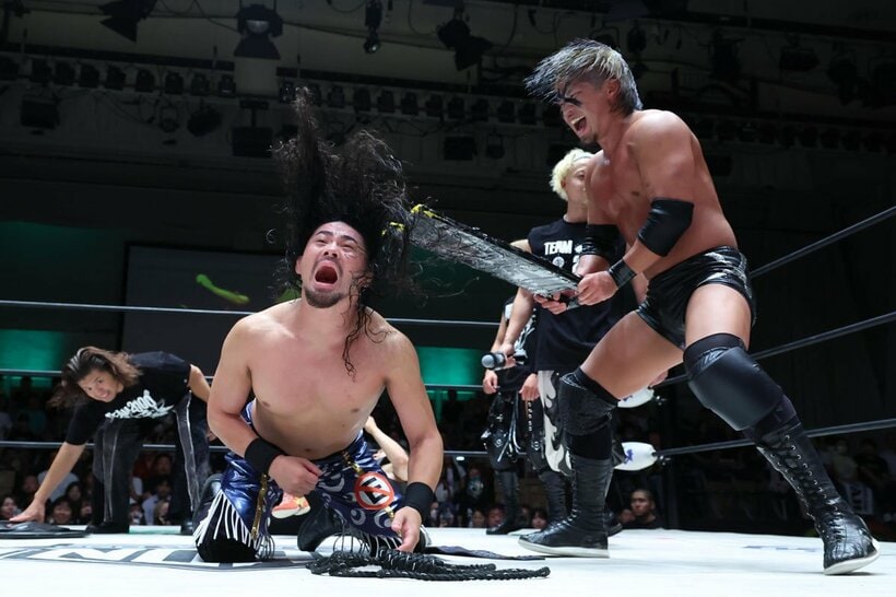試合終了後、Eita(左)に鉄板攻撃を加えるカイ・フジムラ