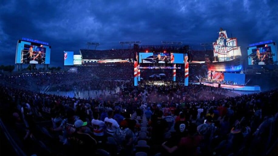  約１年１か月ぶりのスタジアム大会には大観衆が詰めかけた(©2021-WWE,-Inc.-All-Rights-Reserved.)