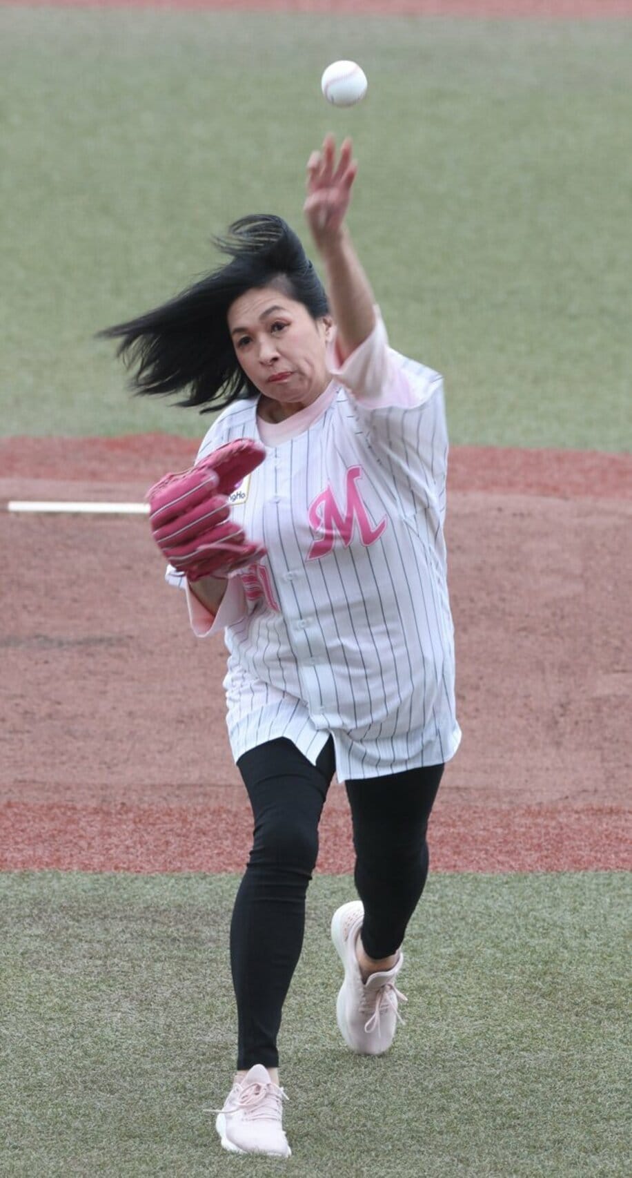  左投げでノーバウンド投球の豊田真奈美さん（東スポWeb）