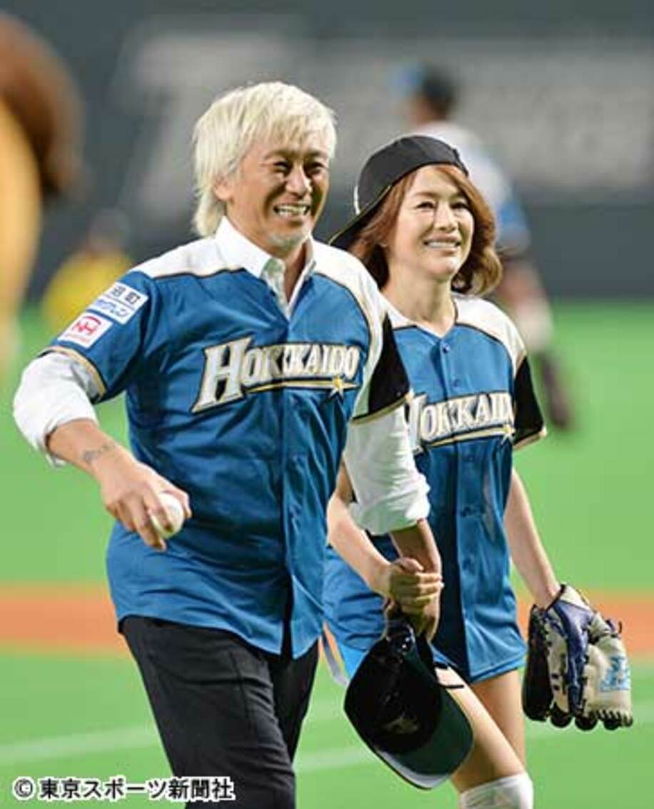 試合前のセレモニーに夫婦揃って登場した玉置浩二（左）と青田典子