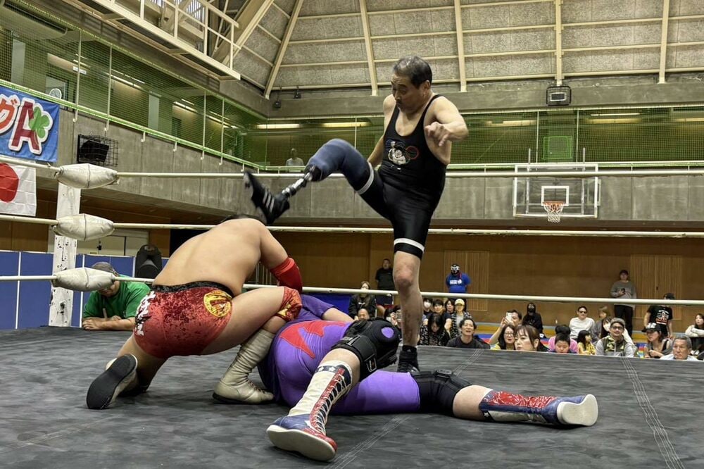 イーグルプロレスのレスラーと義足で戦う谷津嘉章(日本障がい者レスリング連盟提供)