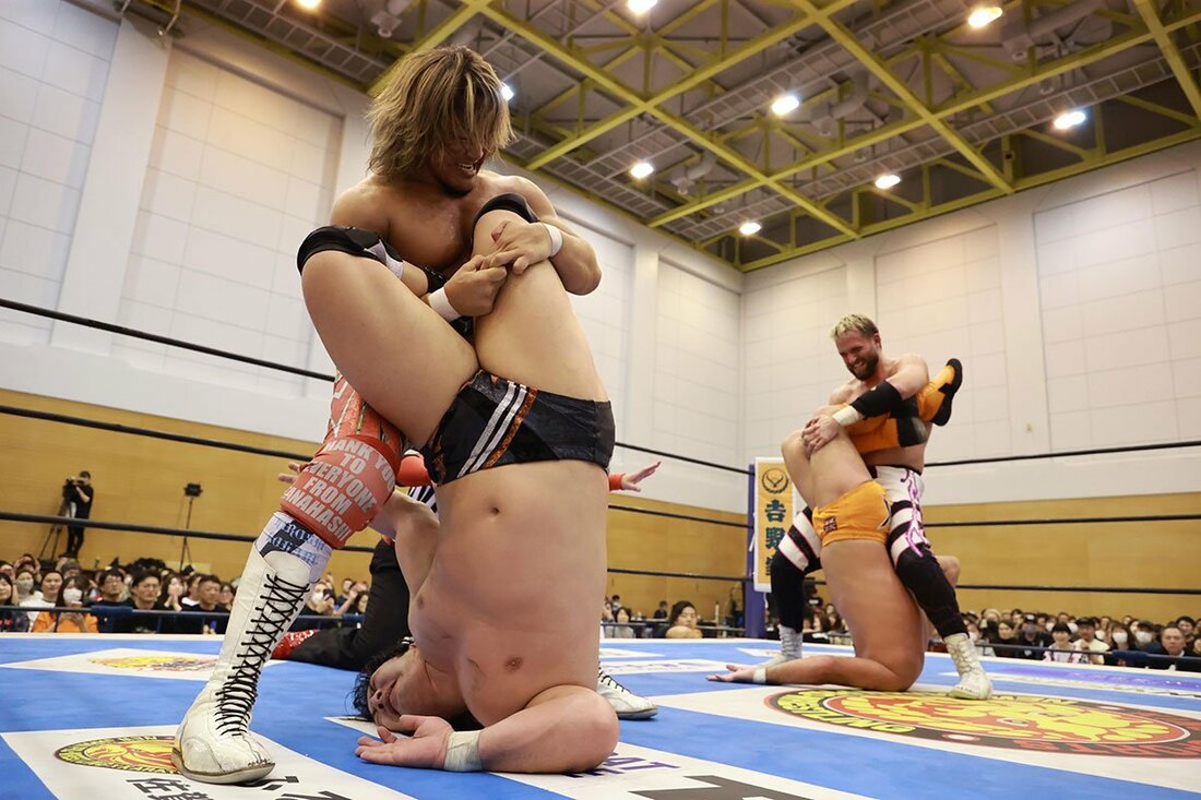 ファンタズモ(右奥)とテキサスクローバーの「共演」も見せた棚橋弘至