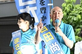 日本保守党の正木真希氏(左)と百田尚樹氏