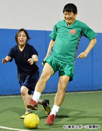 ゾンビチームとフットサルを楽しむ武田氏